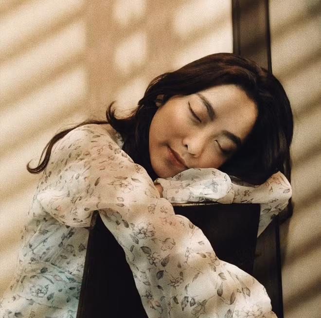 Và cô nàng Ngọc Ánh, học sinh lớp 10D7, trường THPT Phan Đình Phùng, Hà Nội là một nhân vật điển hình mới đây gây sốt MXH khi vô tình lọt vào ống kính của phóng viên.