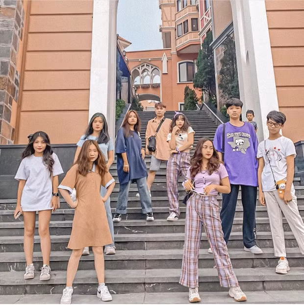 Không chỉ xinh đẹp, đáng yêu mà Ngọc Ánh còn có gu thời trang cực "chất" thường check-in với hội bạn thân.