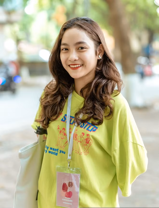 Cô bạn đang tranh thủ tận hưởng quãng thời gian cấp 3 dưới mái trường Phan Đình Phùng và hy vọng sẽ có thật nhiều kỷ niệm đẹp ở nơi đây.