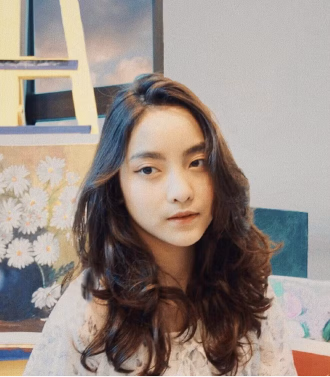 Nữ sinh 2K này gây ấn tượng khi sở hữu vẻ ngoài xinh xắn, khuôn mặt bầu bĩnh và quan trọng là sự nhiệt tình giúp đỡ sĩ tử và gia đình thí sinh trong quá trình đến điểm thi.