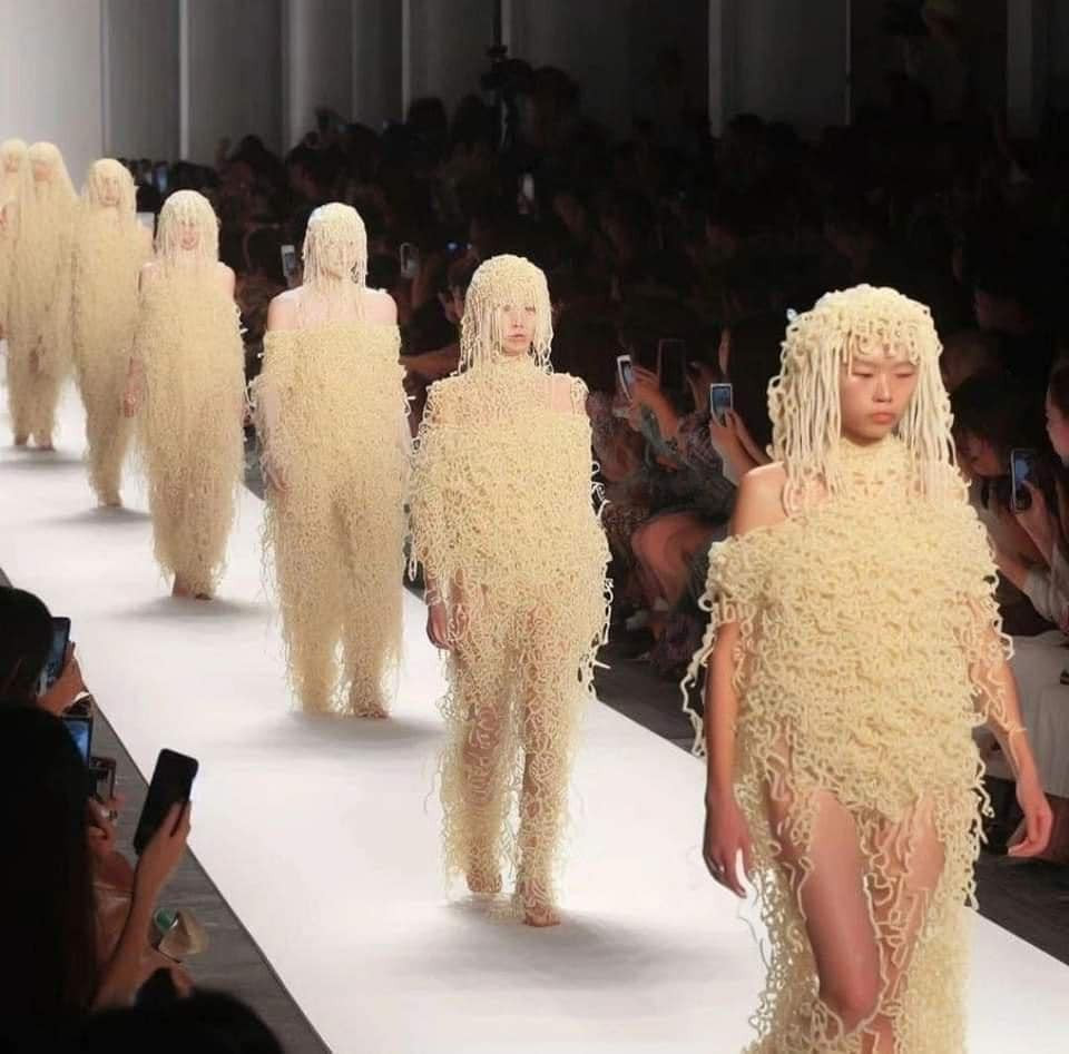 Những người mẫu cất bước sải đi trên sàn catwalk trình diễn vô cùng tự tin, thần thái.