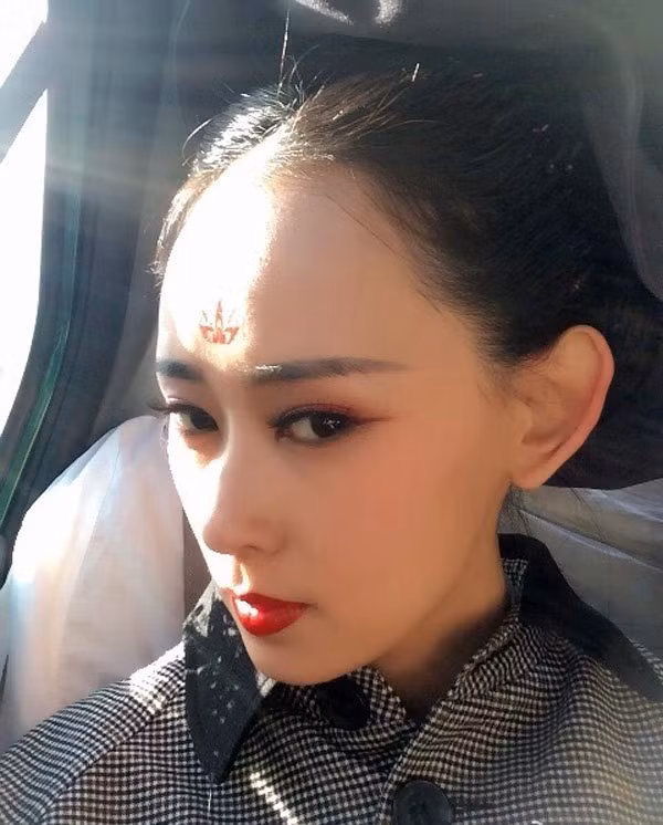 Dân mạng Trung Quốc đang truy tìm tiểu sử của anh chàng xinh gái này.