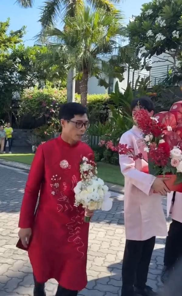 "Là cô con gái duy nhất của mẹ, ngày con lên xe hoa cũng là ngày mẹ hạnh phúc nhất đời. Cả tuổi trẻ làm ăn tích cóp nay mẹ chỉ có 9 cuốn sổ tiết kiệm, 1 tỷ tiền mặt, vài căn bất động sản nhỏ xinh ở những con phố trung tâm thành phố Đà Nẵng… tặng con làm của hồi môn. Mẹ không có nhiều nhẫn hay kiềng vàng tặng con gái, chỉ sương sương một ít tiết kiệm thời thanh xuân của mẹ" - Những lời được fanpage nói trên đăng tải, được cho là lời phát biểu của người mẹ trong lễ vu quy của con gái.