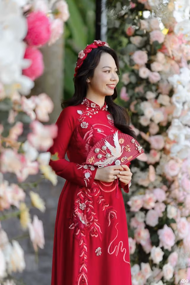 Nhiều người không khỏi xuýt xoa, ngưỡng mộ: "Đám cưới áp lực quá. Của hồi môn toàn tiền chơi theo cọc, bất động sản trải dài. Lấy chồng đúng là gánh nặng".