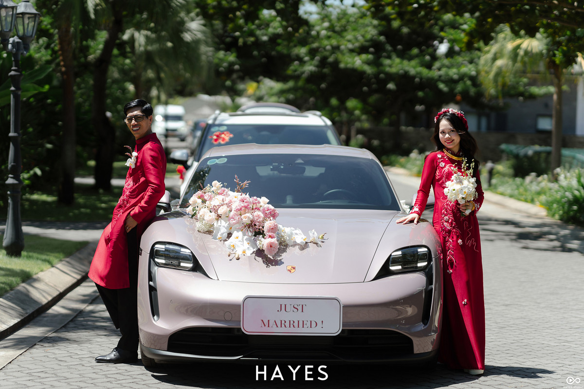 Theo lời chia sẻ phía studio, trong đám cưới chú rể đã khóc rất nhiều vì xúc động.