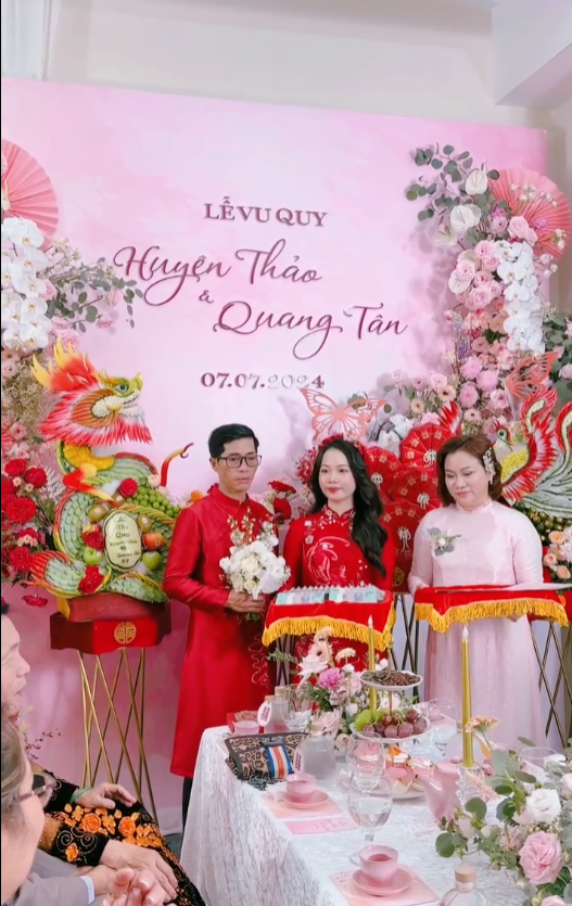 Cô dâu sở hữu nhan sắc xinh đẹp, luôn mỉm cười hạnh phúc. Còn chú rể hầu hết giữ vẻ mặt nghiêm nghị. Chính vậy sau khi video về lễ vu quy của cặp đôi được đăng tải đã nhận về khá nhiều ý kiến trái chiều. Nhiều người cho rằng có thể do hồi hộp và do thời gian chuẩn bị bao lâu nên chú rể mệt mỏi là điều dễ hiểu.