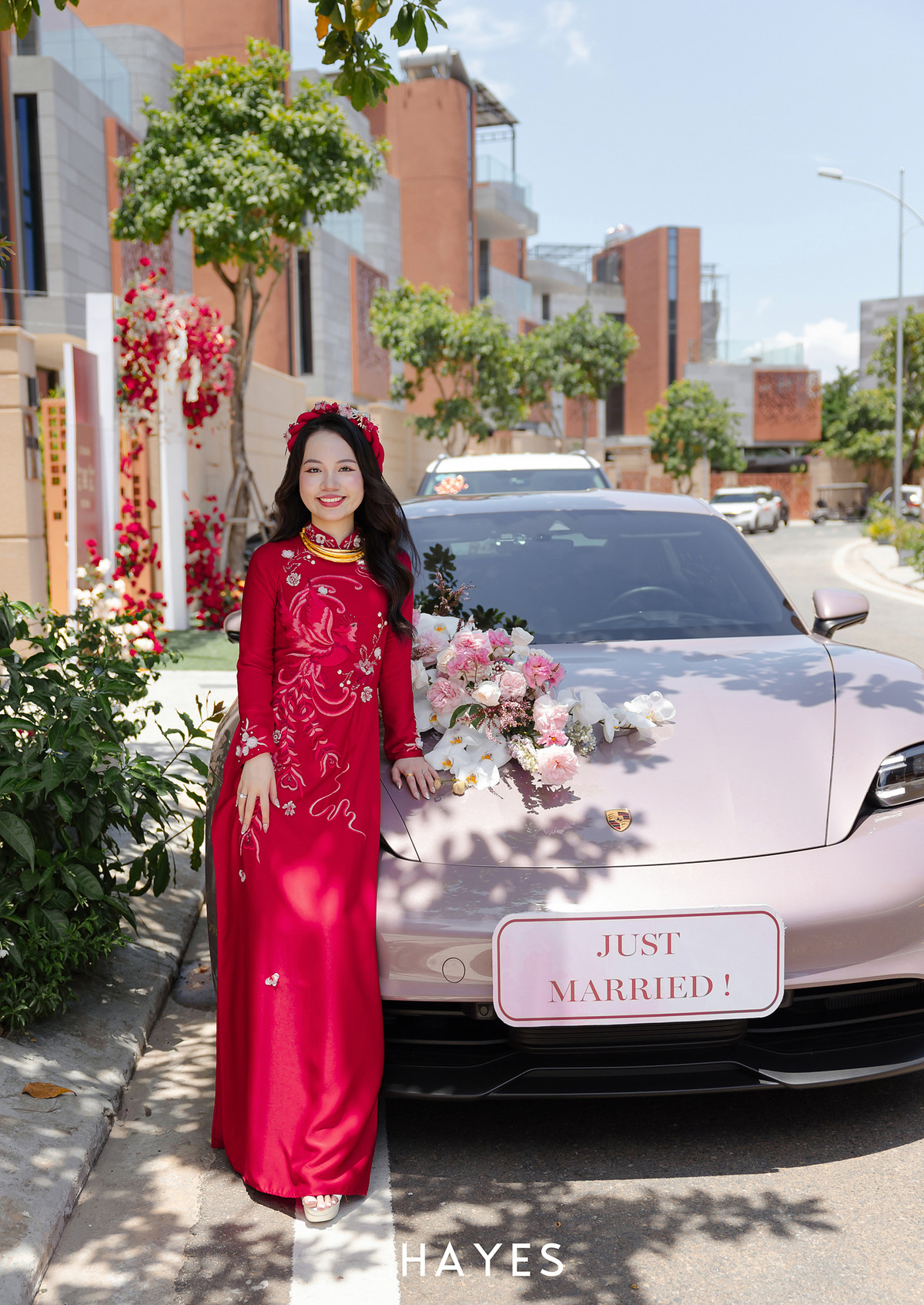 Được biết cô dâu tên Huyên Thảo, còn chú rể là Quang Tân. Chú rể có màn ra mắt nhà gái hoành tráng với chiếc xe sang đắt tiền.