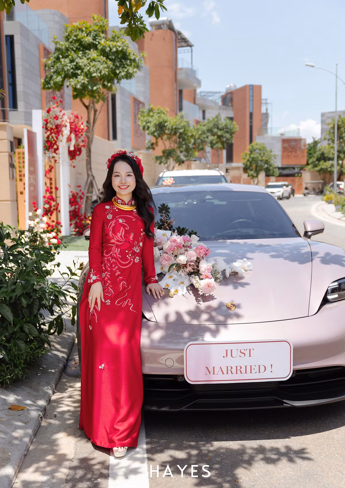 Được biết cô dâu tên Huyên Thảo, còn chú rể là Quang Tân. Chú rể có màn ra mắt nhà gái hoành tráng với chiếc xe sang đắt tiền.