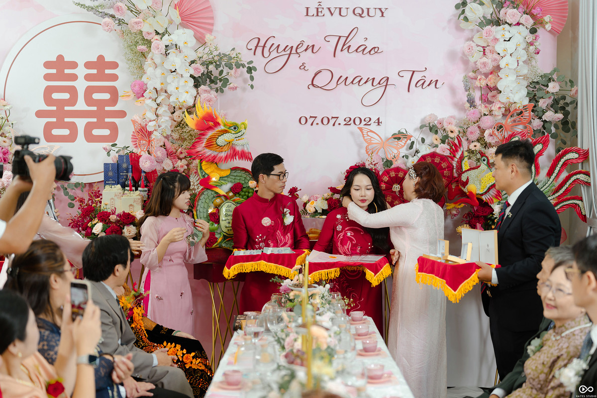 Nhiều người không khỏi xuýt xoa, ngưỡng mộ: "Đám cưới áp lực quá. Của hồi môn toàn tiền chơi theo cọc, bất động sản trải dài. Lấy chồng đúng là gánh nặng", "xin vía xin vía".