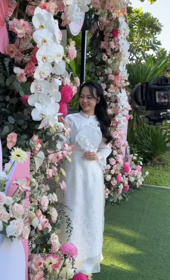 Trong đoạn video, cô dâu chú rể tay trong tay đón nhận món quà trăm tỷ từ bố mẹ.