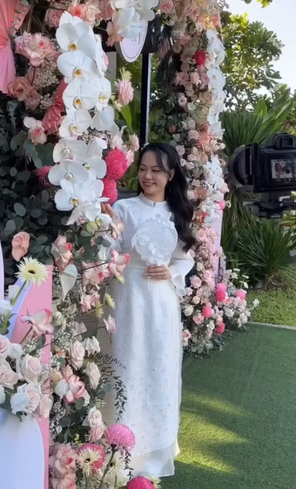 Trong đoạn video, cô dâu chú rể tay trong tay đón nhận món quà trăm tỷ từ bố mẹ.