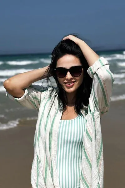 Dianka Zakhidova được biết đến là vợ của thủ môn Bùi Tiến Dũng. Mới đây cô nàng đăng tải bộ ảnh cùng với người mẹ của mình đang du lịch biển.