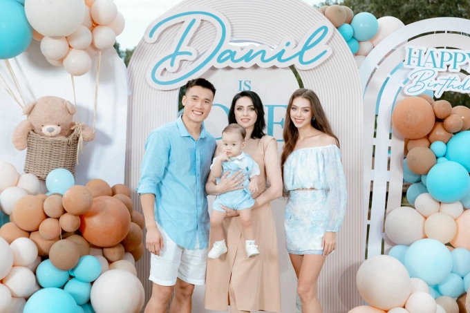 Xuất hiện trong bữa tiệc sinh nhật tròn tuổi của cháu trai, mẹ vợ Bùi Tiến Dũng từng khiến cộng đồng mạng chú ý bởi nhan sắc trẻ trung, như chị em với con gái.