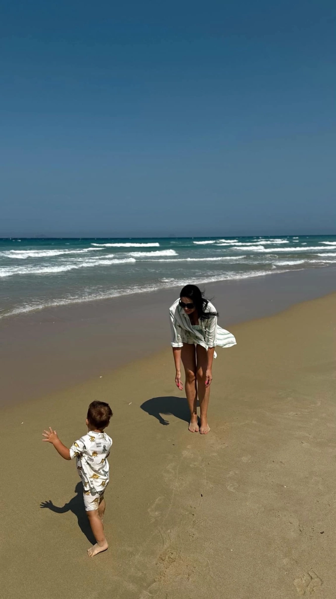 Khoảnh khắc bà chơi cùng cháu ngoại vui vẻ, hạnh phúc.