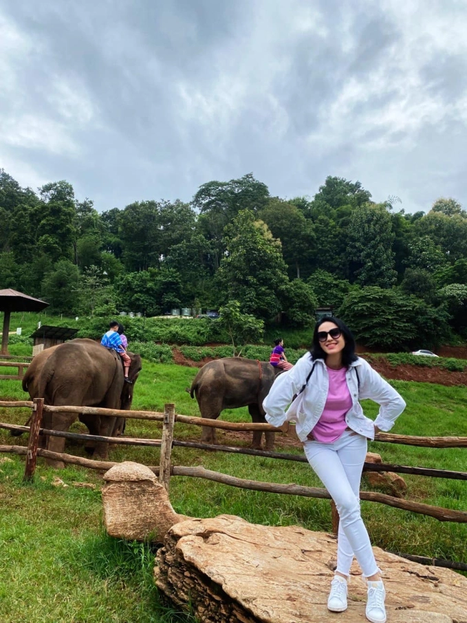 Bà xã Bùi Tiến Dũng từng nói mẹ cô là người mẹ đẹp nhất thế giới.