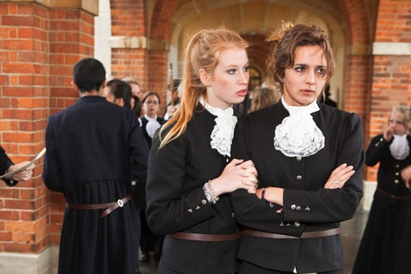 Tại trường Christ's Hospita, West Sussex (Anh Quốc), các nữ sinh mặc áo và váy rời, khăn trên cổ được thay bằng nơ mang kiểu dáng mềm mại hơn.