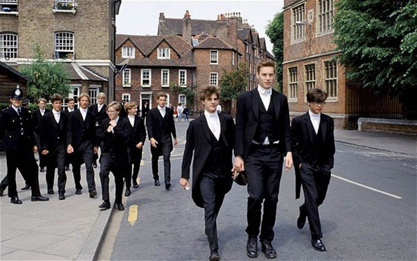 Nam sinh của trường Eton College (Anh Quốc) được khoác lên mình bộ trang phục mang kiểu dáng tuxedo y hệt các nhà quý tộc xưa.