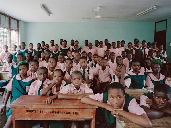 Tại Nigeria, đồng phục được áp dụng rộng rãi để xóa bỏ khoảng cách giàu - nghèo. Việc cung cấp đồng phục cho học sinh nằm trong chương trình hỗ trợ người nghèo. Tuy nhiên, điều này không có nghĩa đồng phục nước này lỗi mốt.