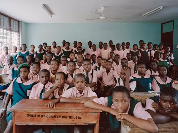 Tại Nigeria, đồng phục được áp dụng rộng rãi để xóa bỏ khoảng cách giàu - nghèo. Việc cung cấp đồng phục cho học sinh nằm trong chương trình hỗ trợ người nghèo. Tuy nhiên, điều này không có nghĩa đồng phục nước này lỗi mốt.