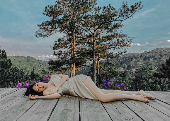 Người mẫu Elly Trần cho rằng việc cô không bàn tán, chia sẻ nhiều khiến bản thân trẻ lâu.