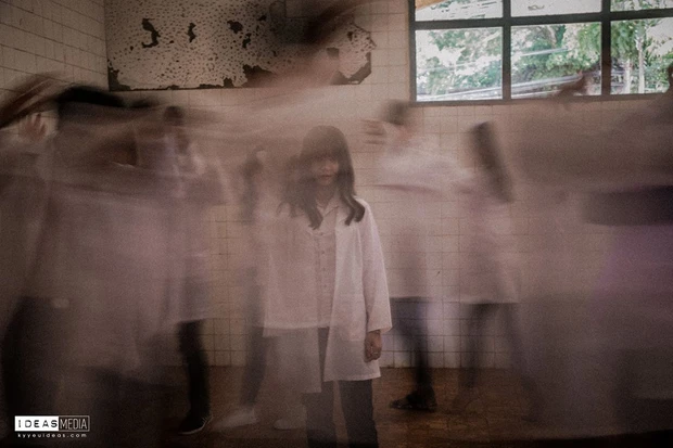 Hình ảnh các em học sinh trong bức ảnh nhòe mờ tựa những bóng ma lập lờ trong phim kinh dị Thái Lan