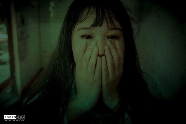 Thông thường các bạn nữ khi chụp ảnh kỷ yếu đều trang điểm tươi sáng, làm tóc xinh đẹp, tuy nhiên nữ sinh là nhân vật chính bức ảnh này xõa tóc rối, đôi mắt được nhấn nhá tơ máu đáng sợ