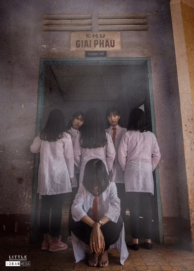 Cách đây vài năm, một nhóm các học sinh tại một trường THPT trên địa bàn tỉnh Bình Phước đã đăng tải những tấm ảnh kỉ yếu được chụp theo chủ đề kinh dị cũng thu hút sự quan tâm của nhiều người