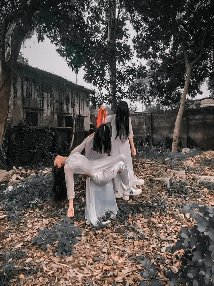 Bối cảnh thực hiện bộ ảnh cũng khá lộn xộn, nhà cửa và cây cối xung quanh khiến nhiều người liên tưởng đến những ngôi nhà bỏ hoang