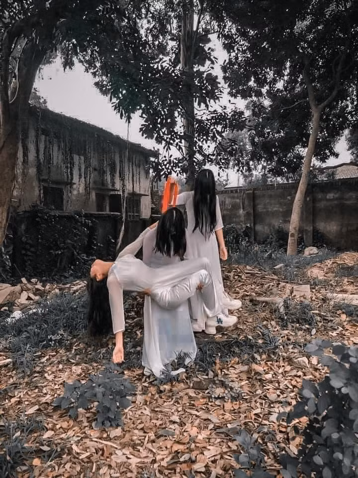 Bối cảnh thực hiện bộ ảnh cũng khá lộn xộn, nhà cửa và cây cối xung quanh khiến nhiều người liên tưởng đến những ngôi nhà bỏ hoang