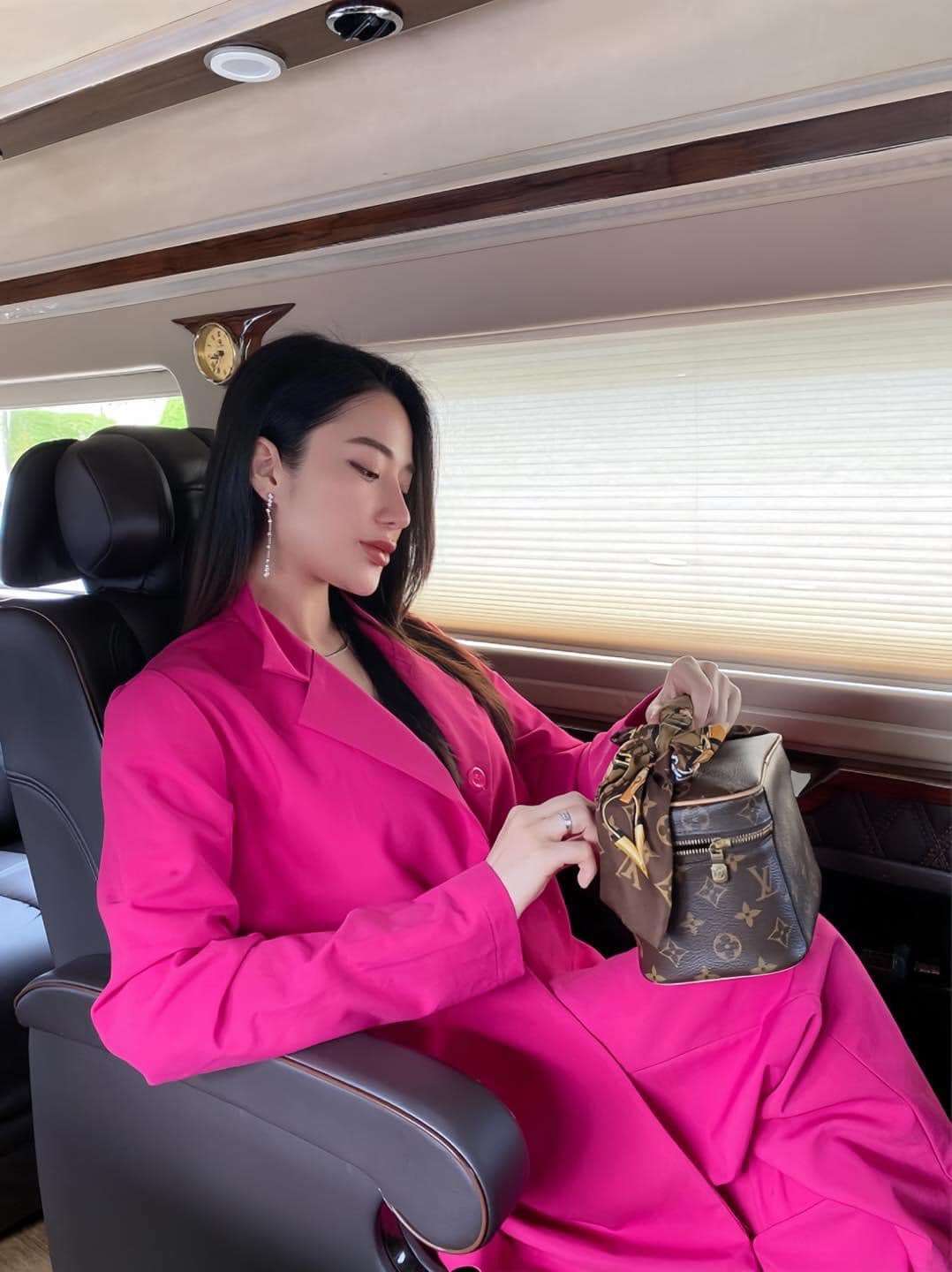 Trong các clip, Gonpinkk xuất hiện với hóa trang độc đáo để tạo sự hài hước. Tuy nhiên ngoài đời, cô nàng GenZ sở hữu gương mặt rất xinh đẹp cùng body săn chắc cực chuẩn mà bao người ao ước.