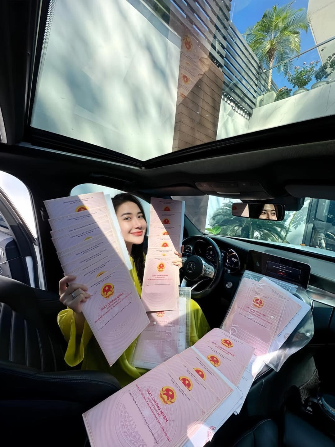 Netizen gọi vui Gon Pink là “đại gia bán đất ở Bình Dương” bởi trên trang cá nhân của mình, thi thoảng người đẹp khoe hàng loạt sổ đỏ hay được khách “chốt đơn”. Trong một vài đoạn clip của mình, cô nàng cũng cho hay việc có kinh tế tốt phần lớn dựa vào công việc này.