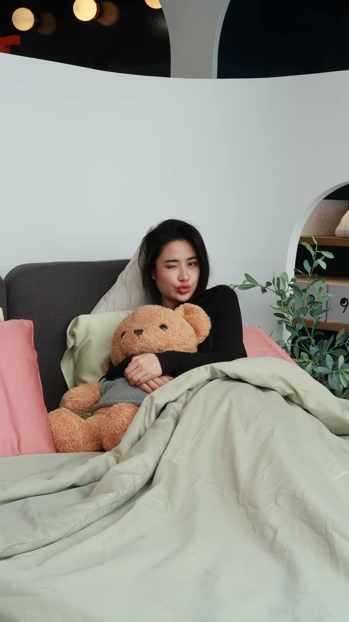 Những video TikTok siêu lầy lội và hài hước của Gonpinkk đã thu hút đông đảo các bạn trẻ. Nổi bật trong số đó phải nhắc tới video “Bánh tráng nướng Đà Lạt” – 14.3 triệu lượt xem và “Hướng dẫn chơi hụi” – 13.1 triệu lượt xem.