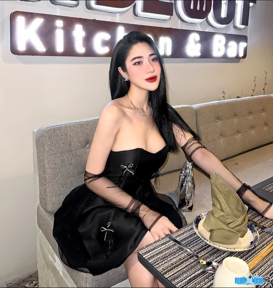 Cô tiếp tục lấn sân sang lĩnh vực livestream bán hàng vào khoảng giữa năm 2023. Mặc dù Gon Pink không tổ chức các phiên live quá đều đặn nhưng vẫn luôn thu hút sự chú ý của khán giả.