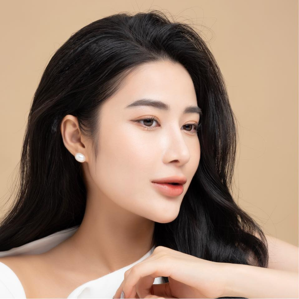 Cô đã kết hôn và cùng chồng sống trong căn biệt thự tại Bình Dương, sở hữu nhiều đồ hiệu, xế hộp đắt tiền, cuộc sống sang chảnh thường xuyên đi du lịch.