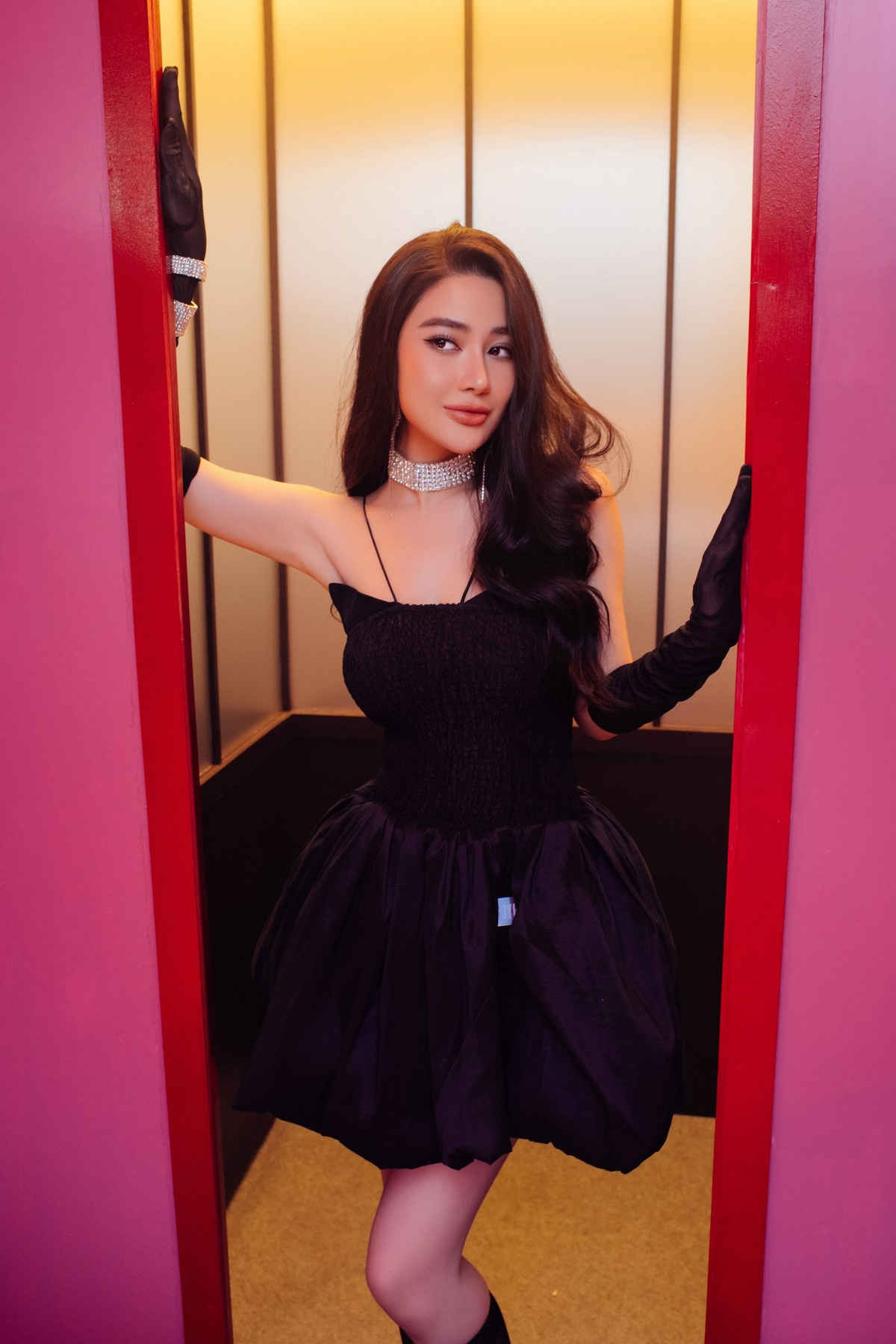 Ngay trong lần livestream đầu tiên, người đẹp quê Bình Dương đã khoe doanh thu hơn 2 tỷ đồng.