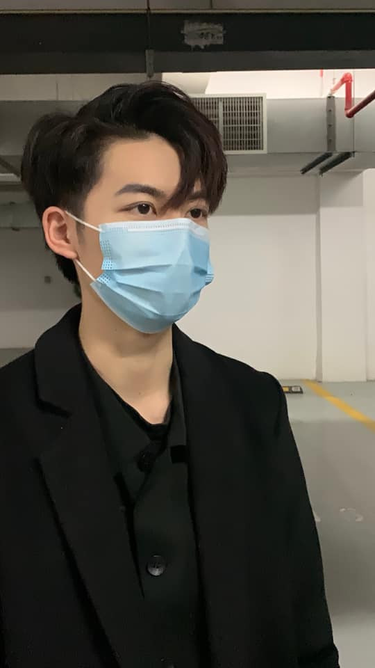 Mạc Phi đúng chuẩn mẫu mỹ nam thanh xuân với khuôn mặt đẹp thư sinh, dong dỏng cao. Thế nhưng, hình ảnh đó mới đây đã hoàn toàn bị sụp đổ khi anh chàng lỡ tay tắt app chỉnh sửa ảnh trên livestream của chính mình.