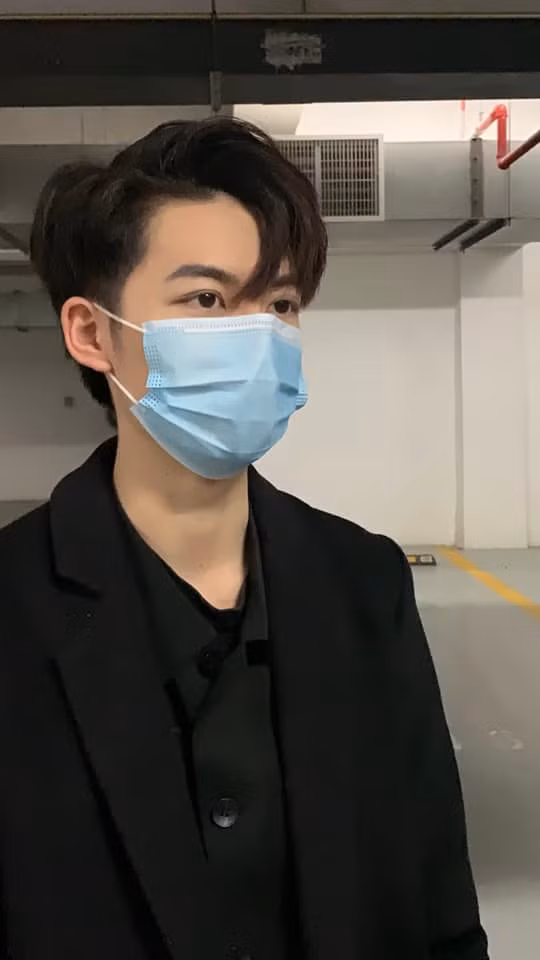 Mạc Phi đúng chuẩn mẫu mỹ nam thanh xuân với khuôn mặt đẹp thư sinh, dong dỏng cao. Thế nhưng, hình ảnh đó mới đây đã hoàn toàn bị sụp đổ khi anh chàng lỡ tay tắt app chỉnh sửa ảnh trên livestream của chính mình.