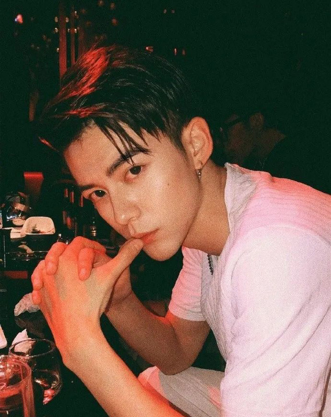 Trên mạng xã hội, Mạc Phi sở hữu nhan sắc được liệt vào dạng cực phẩm với sống mũi cao vút, đôi mắt bồ câu đưa tình hàng lông mày rậm và đôi môi lúc nào cũng đỏ hồng. Chẳng thế mà anh chàng được gọi với cái tên "nam thần không góc chết".