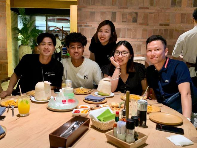 Tô Ngọc Viên Minh chính là mẫu bạn gái lý tưởng của mọi chàng trai, khi cô nàng là hậu phương vững chắc luôn chăm sóc, thu vén công việc giúp Công Phượng có thể hoàn toàn tập trung cho việc tập luyện và thi đấu.