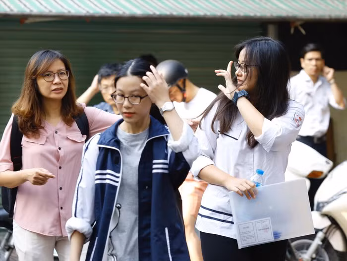 Lui thi THPT quoc gia, hoc sinh co du thoi gian on?