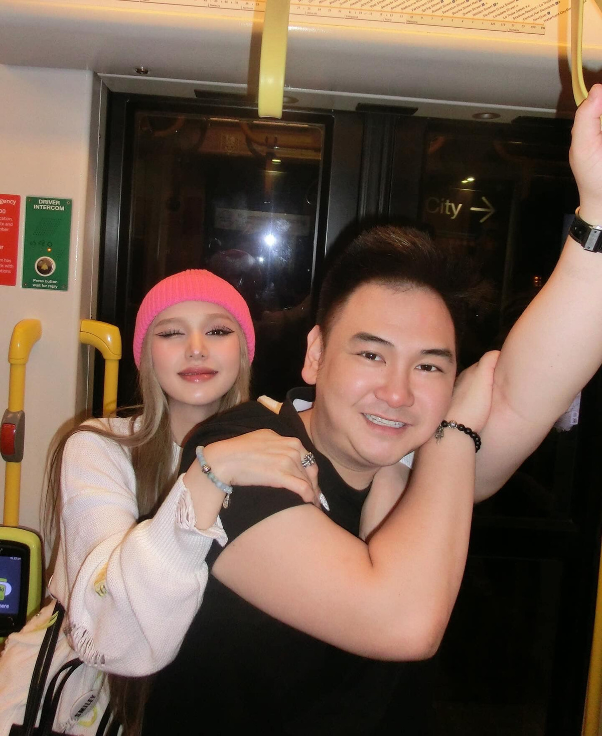 Cặp đôi thường khoe khoảnh khắc bên cạnh nhau hạnh phúc lên trang cá nhân.