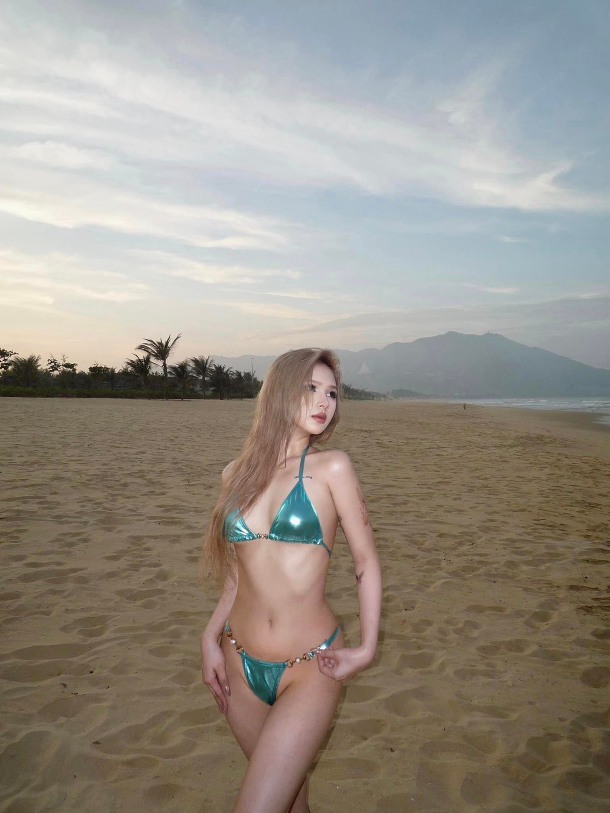 Kết hợp với lối trang điểm sắc nét, nhấn nhá ở phần mắt, Xoài Non chiếm trọn spotlight, chụp góc nào cũng tỏa sáng.