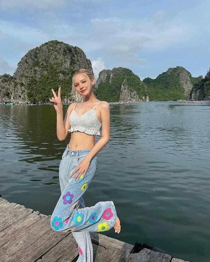 Tạo dáng giữa khung cảnh vịnh Hạ Long, Xoài Non diện chiếc quần jean với họa tiết là những bông hoa nhiều màu sắc trên phần ống quần. Thiết kế đặc biệt này đã khiến chị em không ngừng vào xin địa chỉ tìm mua.