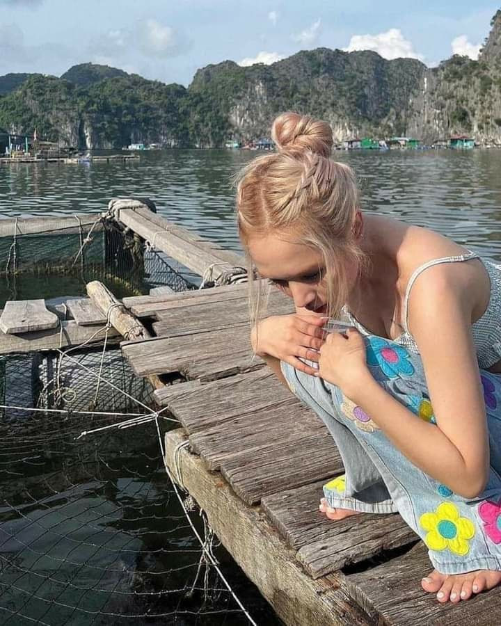 Cô nàng có gu thời trang "tắc kè hoa", đa dạng theo nhiều phong cách khác nhau chứ không bó buộc mình ở bất cứ 1 kiểu nào nhất định.