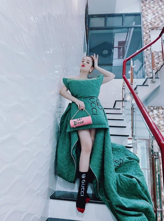 Trào lưu "lấy gối làm váy" xuất phát từ hot girl người Mỹ có tên là Firo, khi cô chia sẻ lên trang instagram của mình bức ảnh trong phòng ngủ với một chiếc váy vô cùng đặc biệt được làm từ một ...chiếc gối cùng với một chiếc thắt lưng. Trang phục đặc biệt này của Firo là một ý tưởng sáng tạo bất ngờ trong những ngày cách ly vì dịch COVID-19.