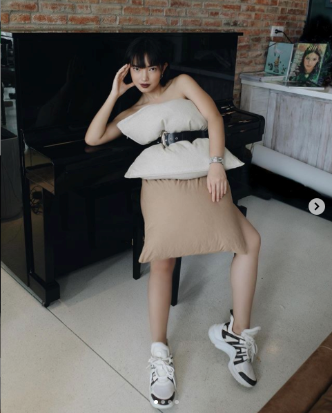 Ngay lập tức những người đẹp trong giới giải trí và các bạn trẻ trên toàn thế giới đều rất nhanh chóng làm theo, tạo ra một thử thách "lấy gối làm váy" vô cùng thú vị và hài hước trên mạng xã hội, không chỉ instagram mà các nền tảng khác như facebook, tiktok và twitter.