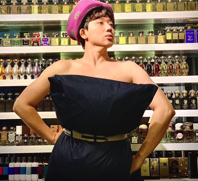 Nhờ có thử thách này mọi người mới phát hiện hóa ra mấy cái gối vốn tưởng chỉ để gối đầu nay cũng có thể trở thành sản phẩm thời trang. Gối ren, gối trơn, gối chấm bi, gối sặc sỡ... mỗi chiếc gối lại là một chiếc váy phong cách khác nhau, giúp những cô nàng xinh đẹp tha hồ khoe vai trần, eo thon cực quyến rũ.