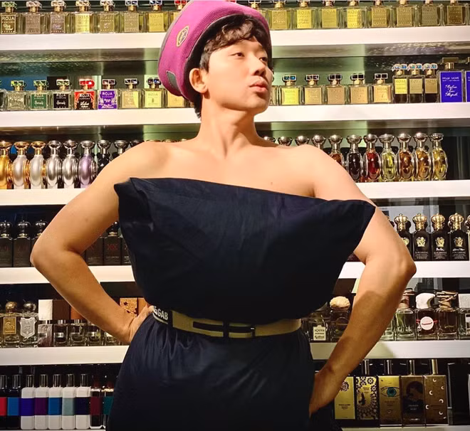 Nhờ có thử thách này mọi người mới phát hiện hóa ra mấy cái gối vốn tưởng chỉ để gối đầu nay cũng có thể trở thành sản phẩm thời trang. Gối ren, gối trơn, gối chấm bi, gối sặc sỡ... mỗi chiếc gối lại là một chiếc váy phong cách khác nhau, giúp những cô nàng xinh đẹp tha hồ khoe vai trần, eo thon cực quyến rũ.