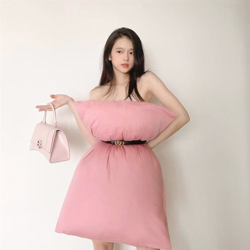 Cái tên "Pillow Challenge" đang trở thành cụm từ phổ biến được nhiều người tìm kiếm nhất trong thời gian ở nhà chống dịch có phần nhàm chán này.