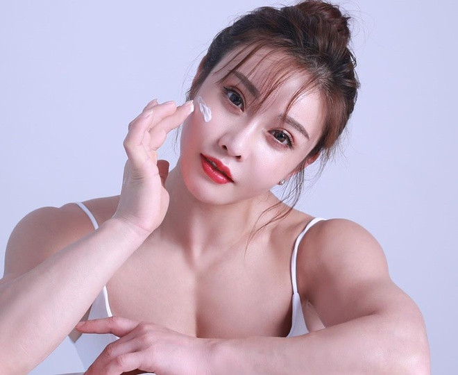 Gia đình cô nàng Yuan Herong vốn có truyền hống theo nghề y, được biết anh trai của cô đang điều hành một bệnh viện ở Sơn Đông (Trung Quốc).